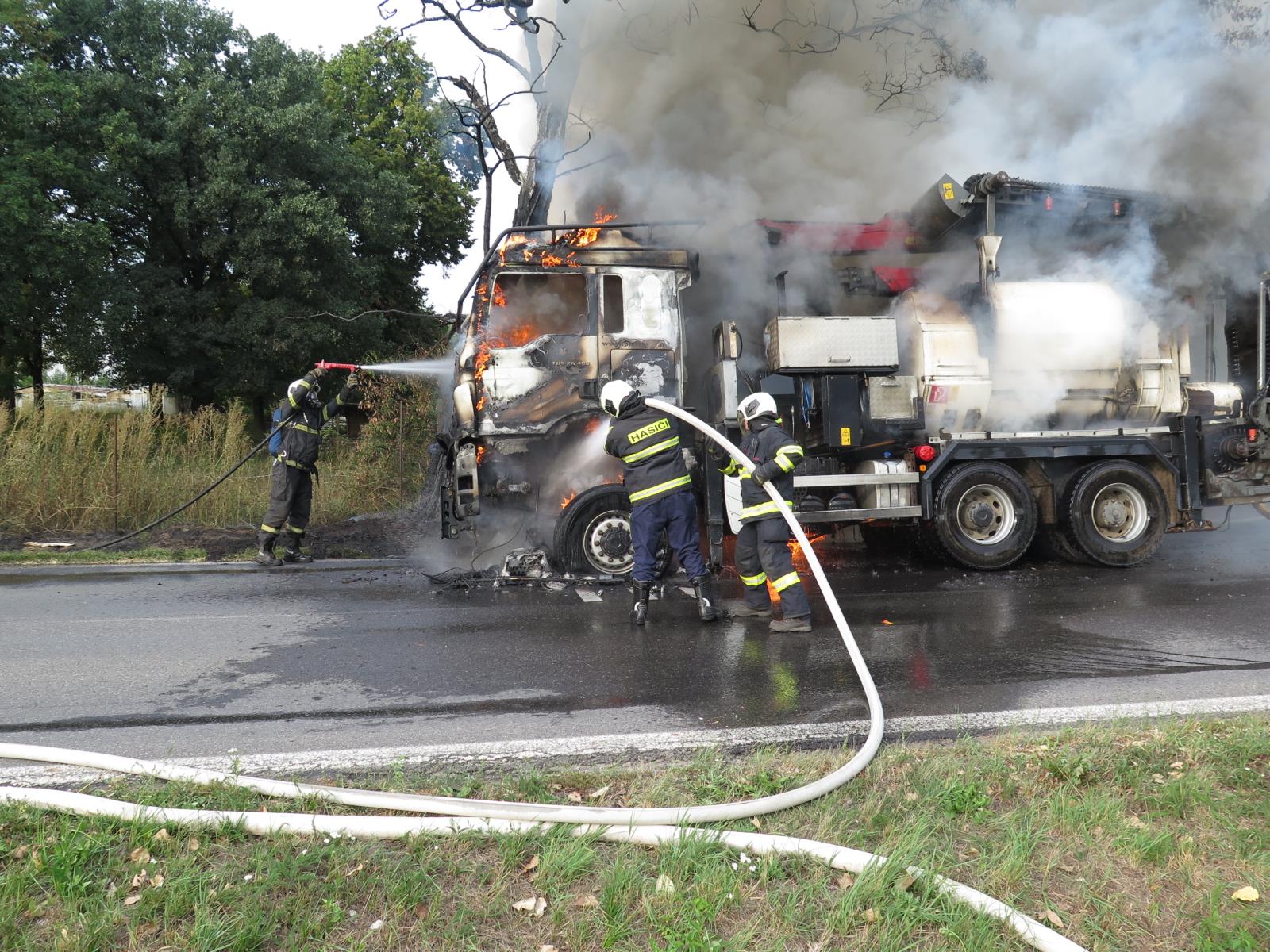 Požár štěpkovače, Písek - 27. 8. 2018 (8).JPG