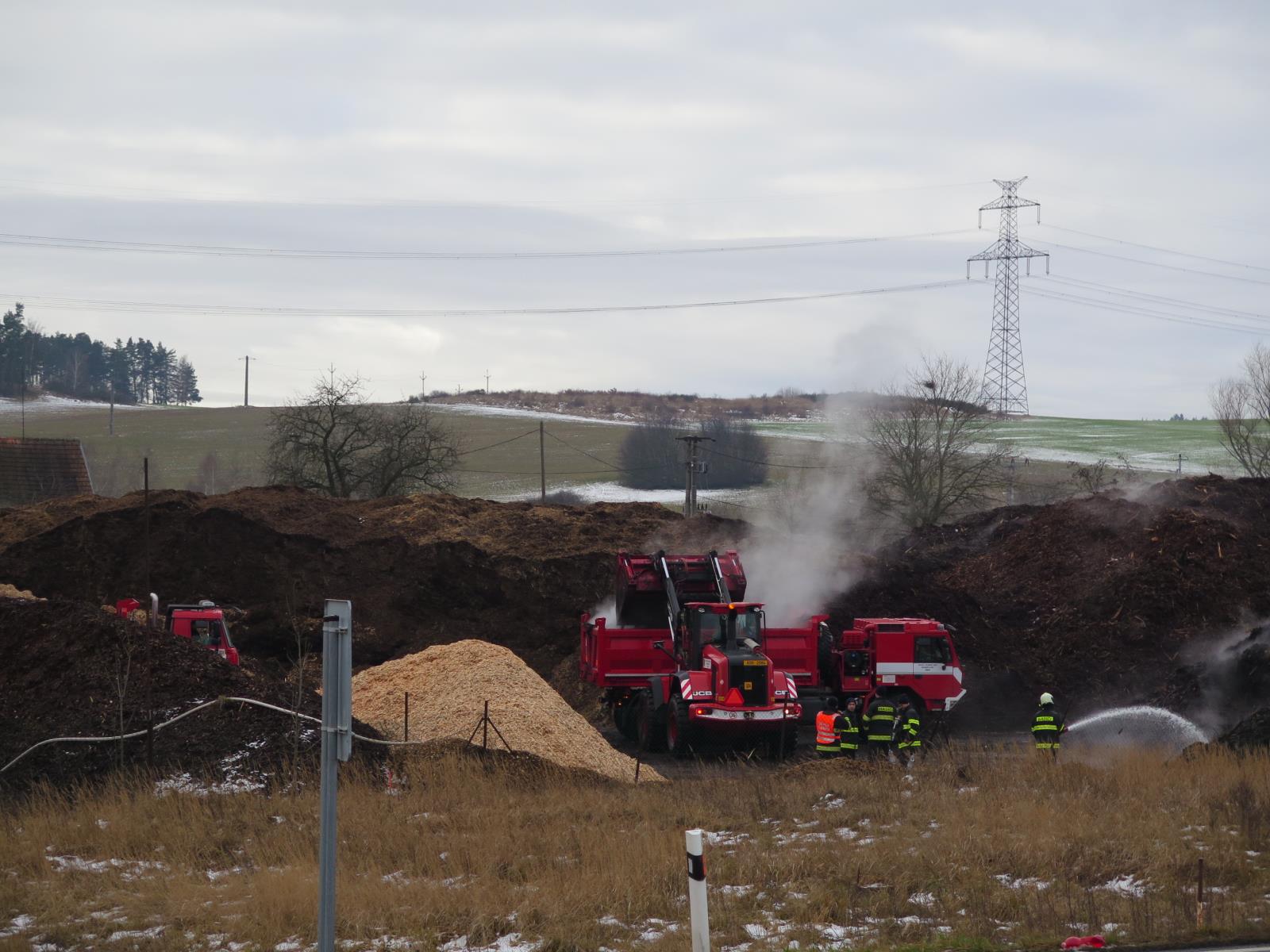 Požár štěpky, Chlaponice - 24. 1. 2018 (1).JPG