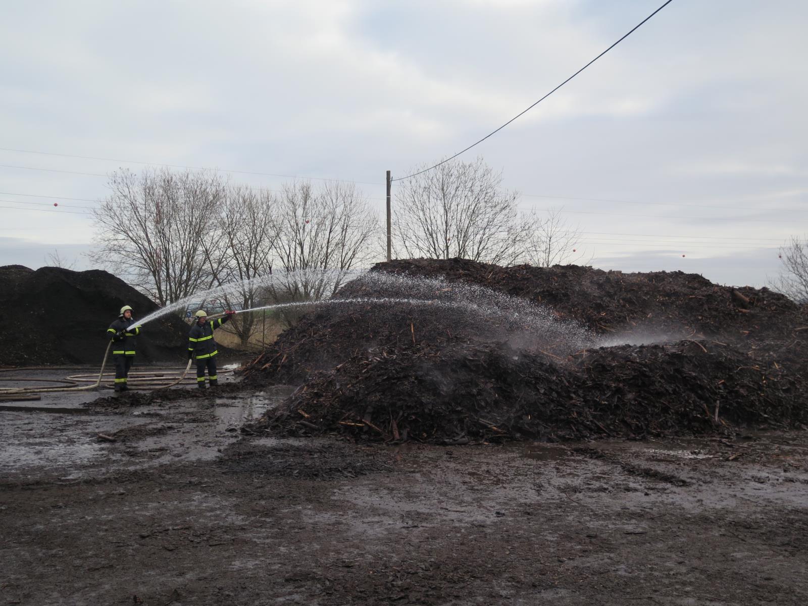 Požár štěpky, Chlaponice - 24. 1. 2018 (3).JPG