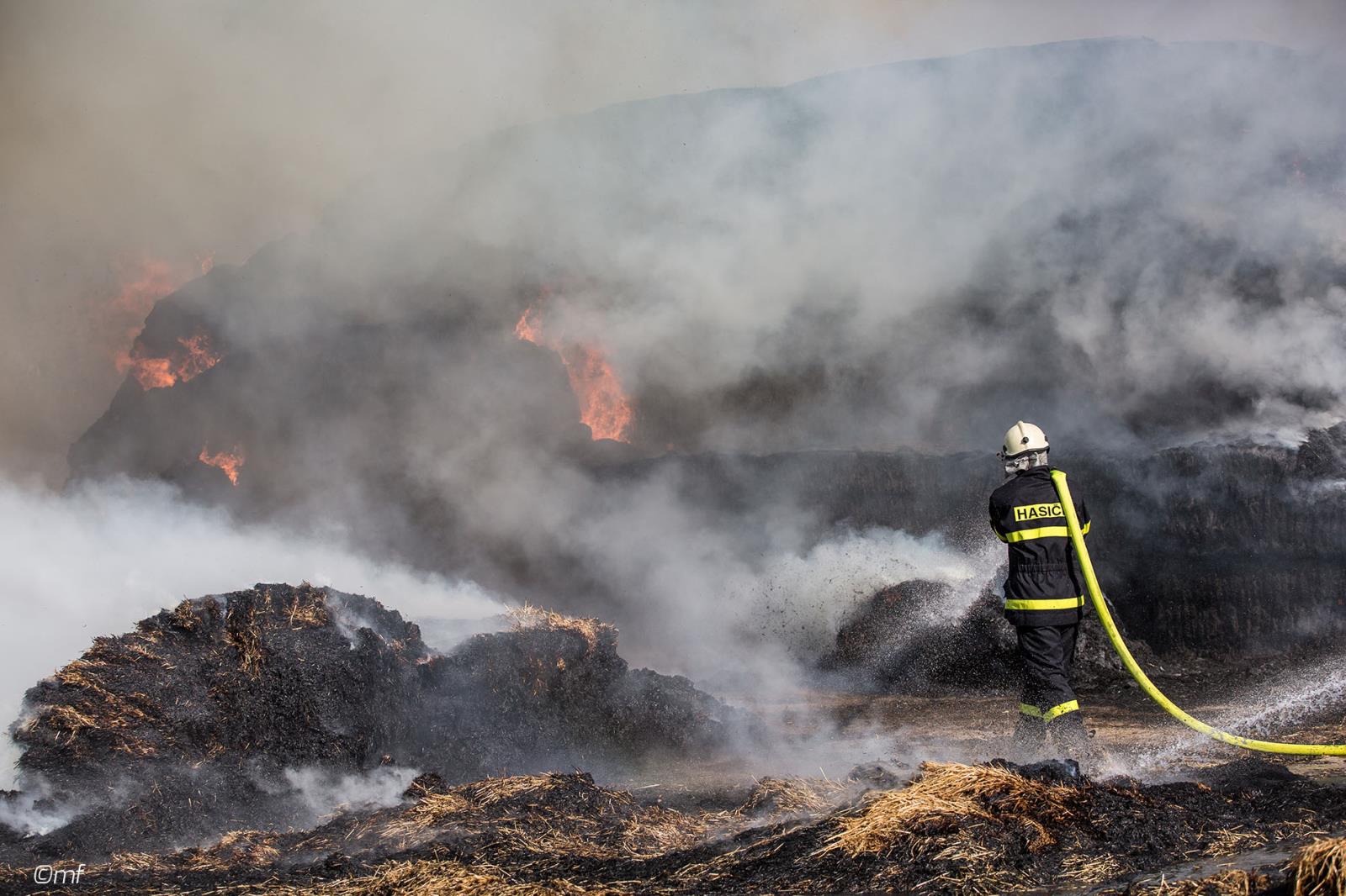 Požár stohu, Č. Meziříčí, červenec 2018 (4).jpg