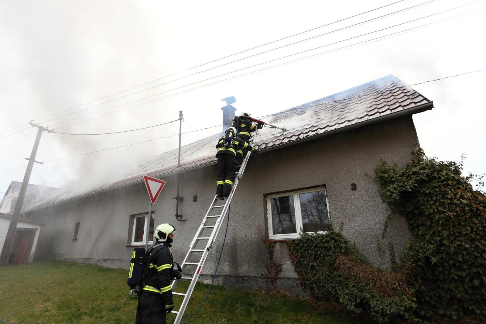 Požár střechy, Podboří - 12. 4. 2017 (9).JPG