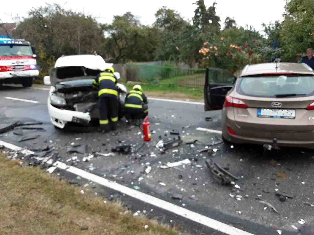 Profesionální hasiči ze stanice Moravské Budějovice zasahovali u dopravní nehody dvou osobních vozidel.