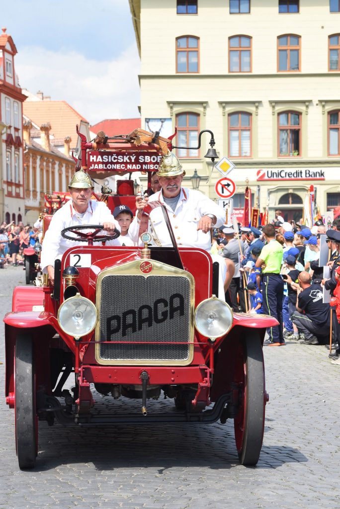 Průvod - hasičský vůz Praga.jpg