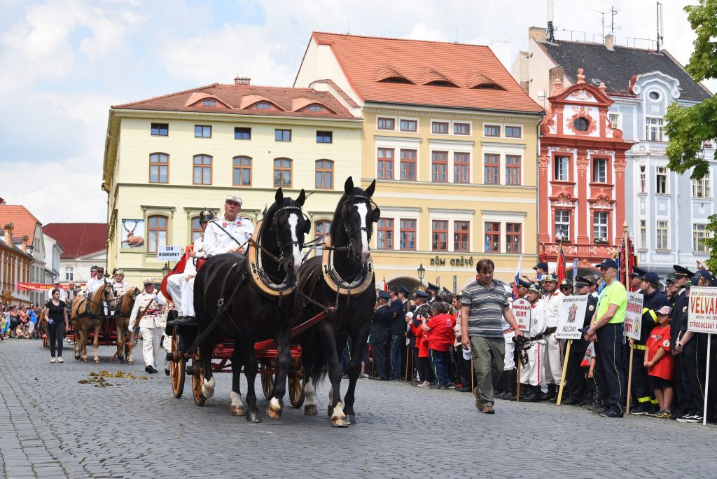 Průvod historických hasičských vozidel a stříkaček.jpg