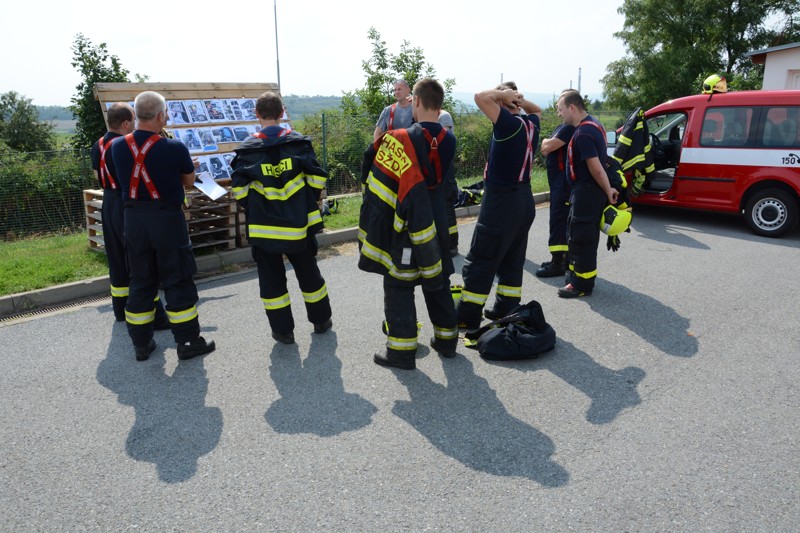 Rescue meeting 2019_skupina účastníků sleduje instruktora.jpg