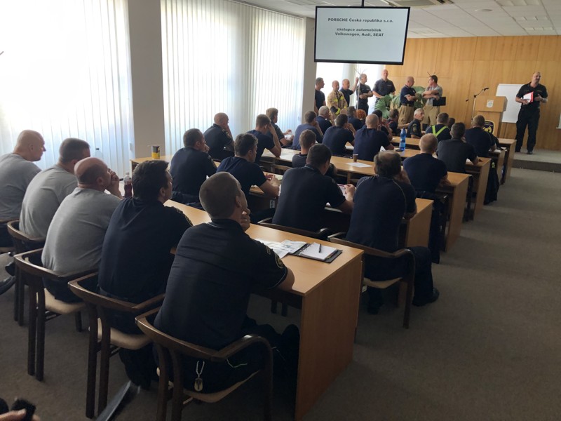 Rescue meeting 2019_účastníci na přednášce o elektromobilech.jpg