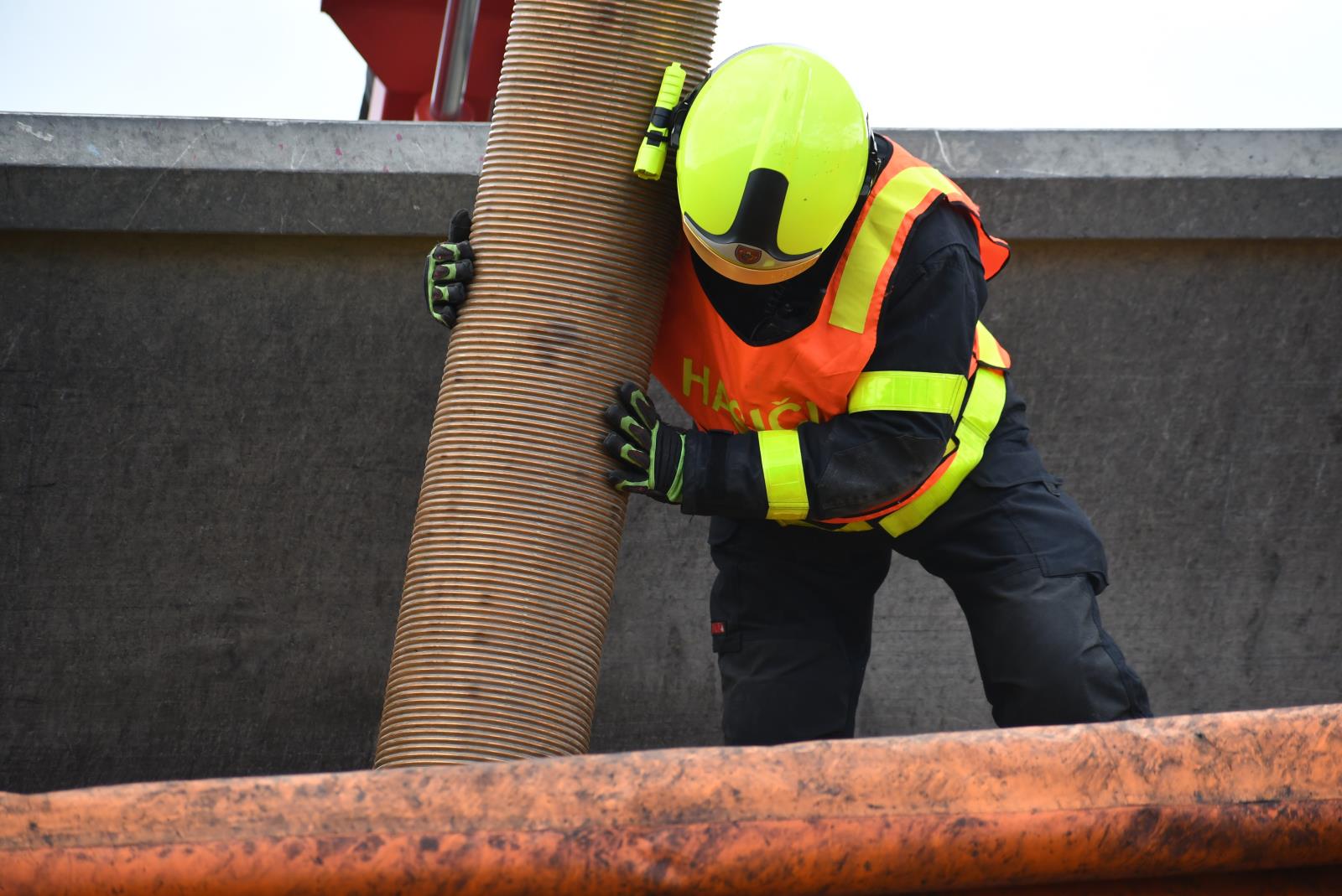 Sací bagr u vyproštění jízdní soupravy na Opavsku