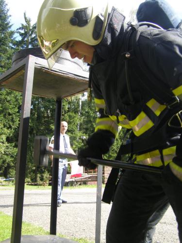 Závodníci museli v tzv. hammer boxu šestikilovým kladivem uděřit šedesátkrát