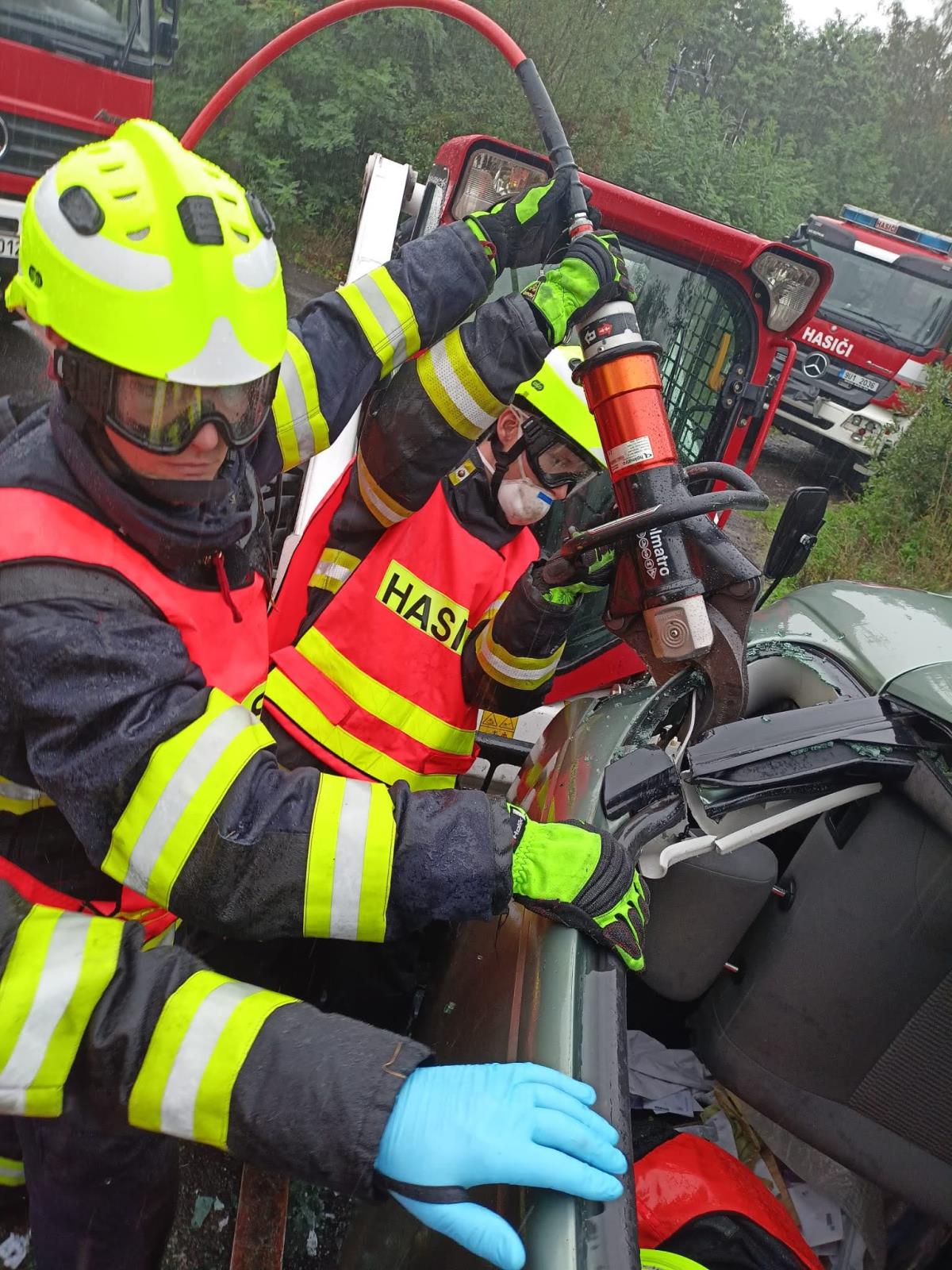 Taktické cvičení: vyproštění osob z havarovaného automobilu.