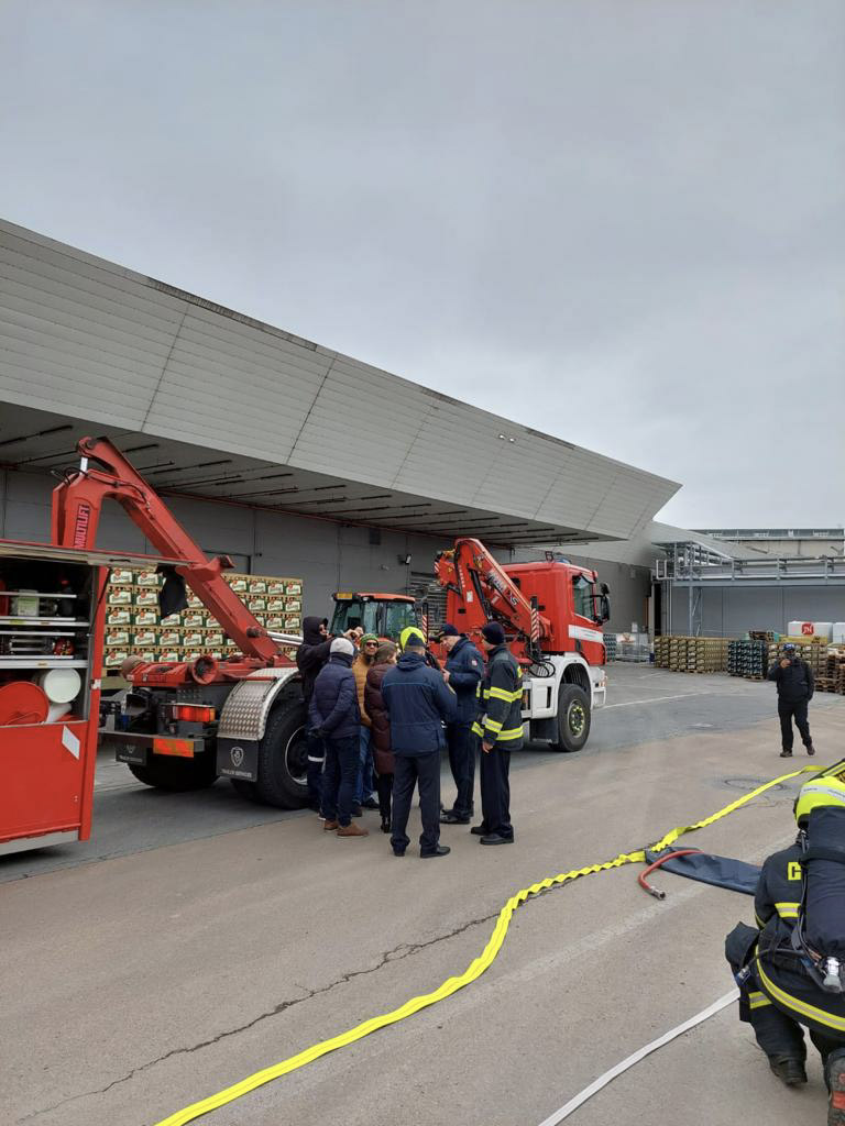 The guests from Colombia visited the fire station in Pilsen (3).jpg