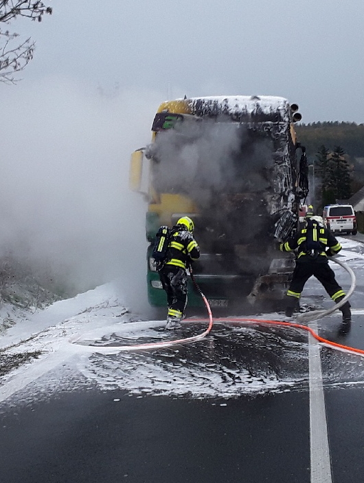 Tři jednotky hasičů zasahovaly u požáru kamionu v Kralicích nad Oslavou