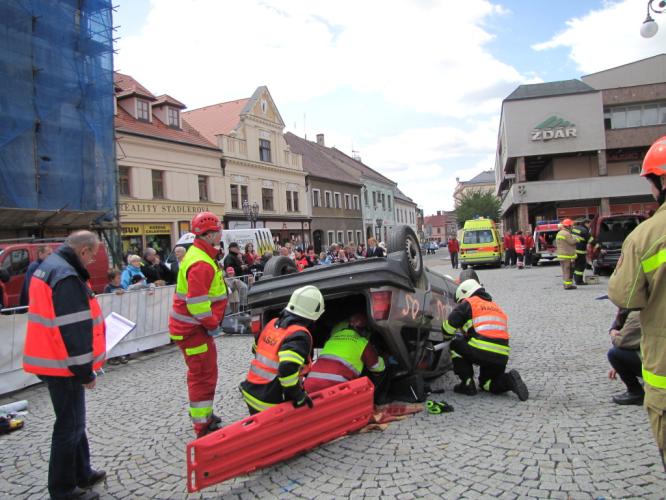 Tým hradeckých hasičů a záchranářů (5).jpg