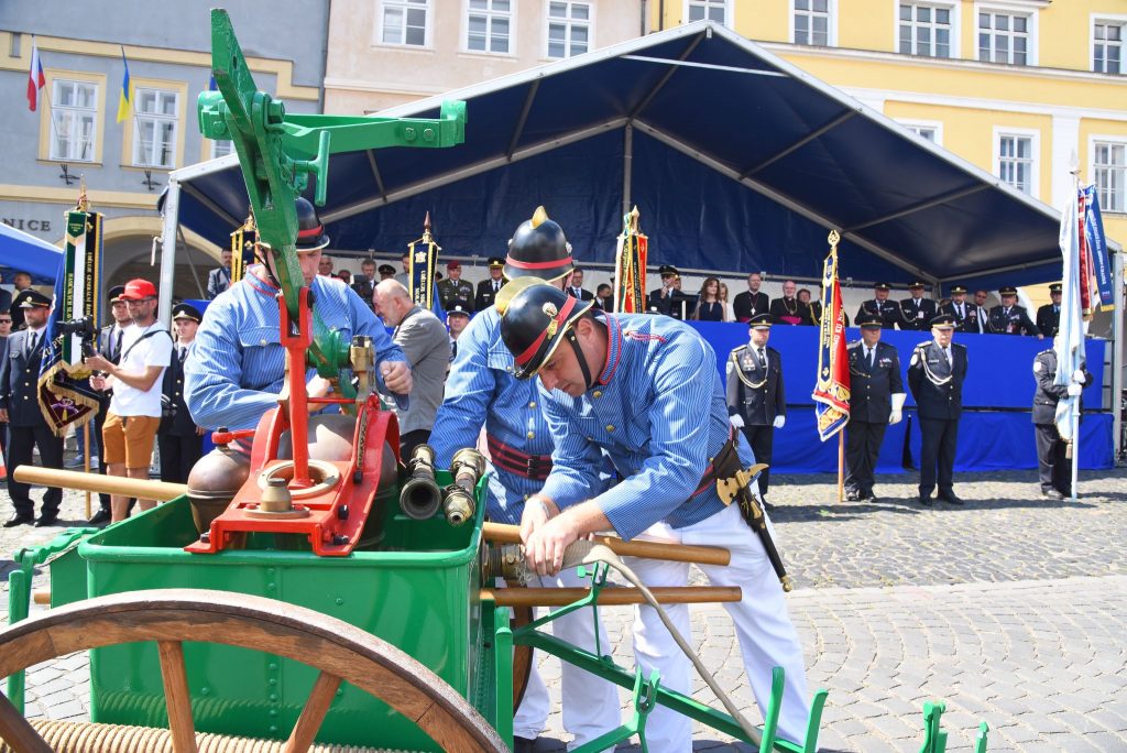 Ukázka zásahu s historickou hasičskou technikou.jpg