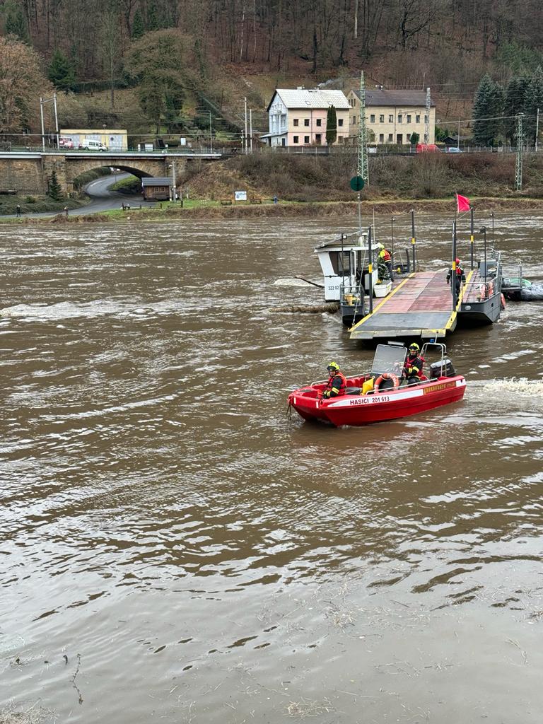 Utržený přívoz Děčín.jpg