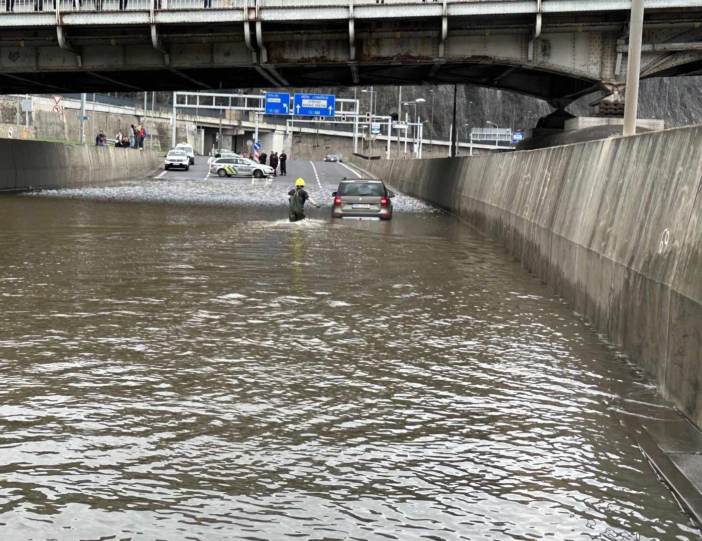 Uvízlé auto v laguně - Ústí nad Labem(1).jpeg