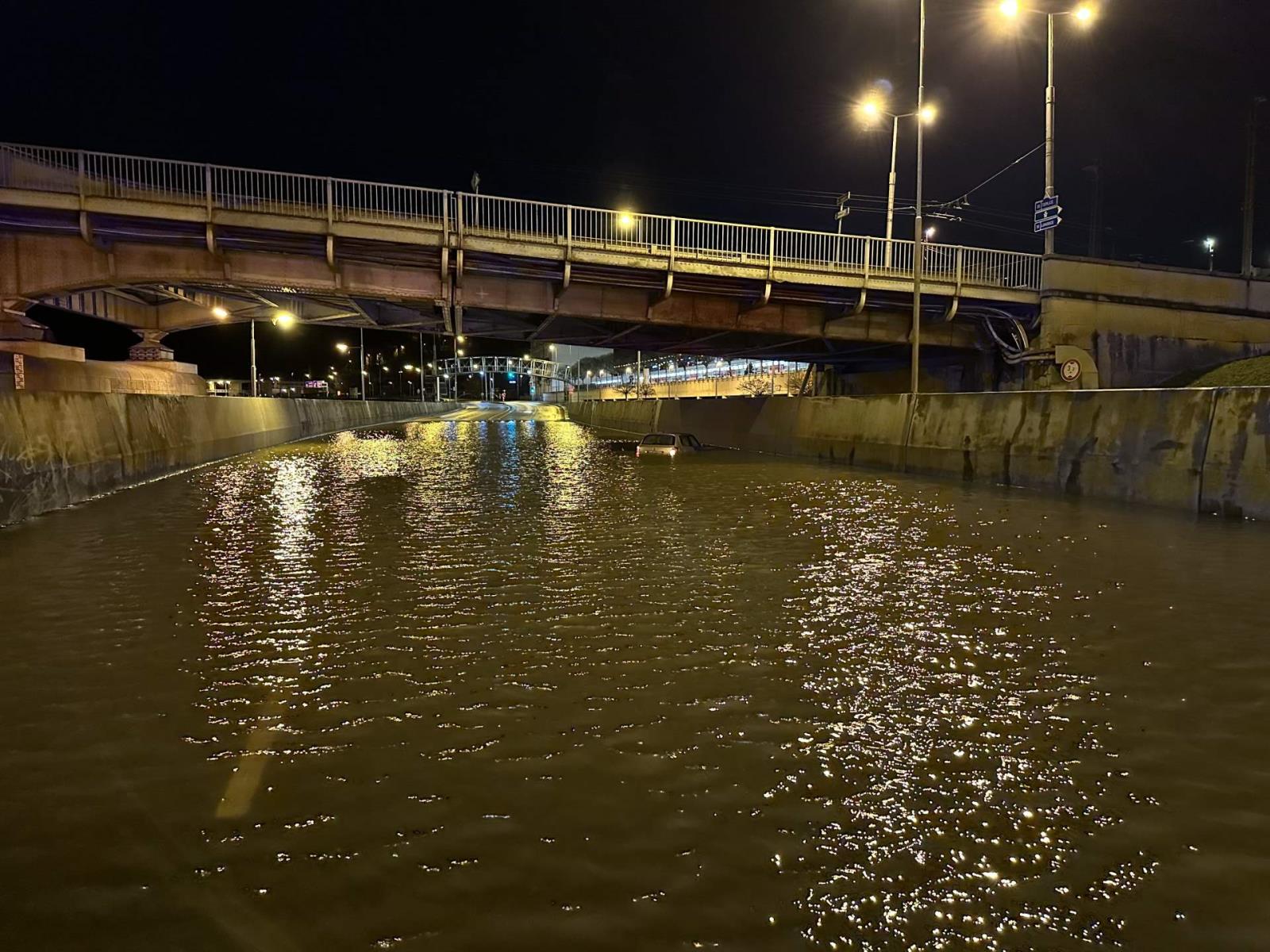 Uvízlé auto v laguně - Ústí nad Labem(2).jpeg