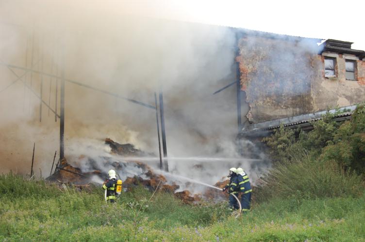 Před plameny hasiči uchránili asi 120 kusů dobytka