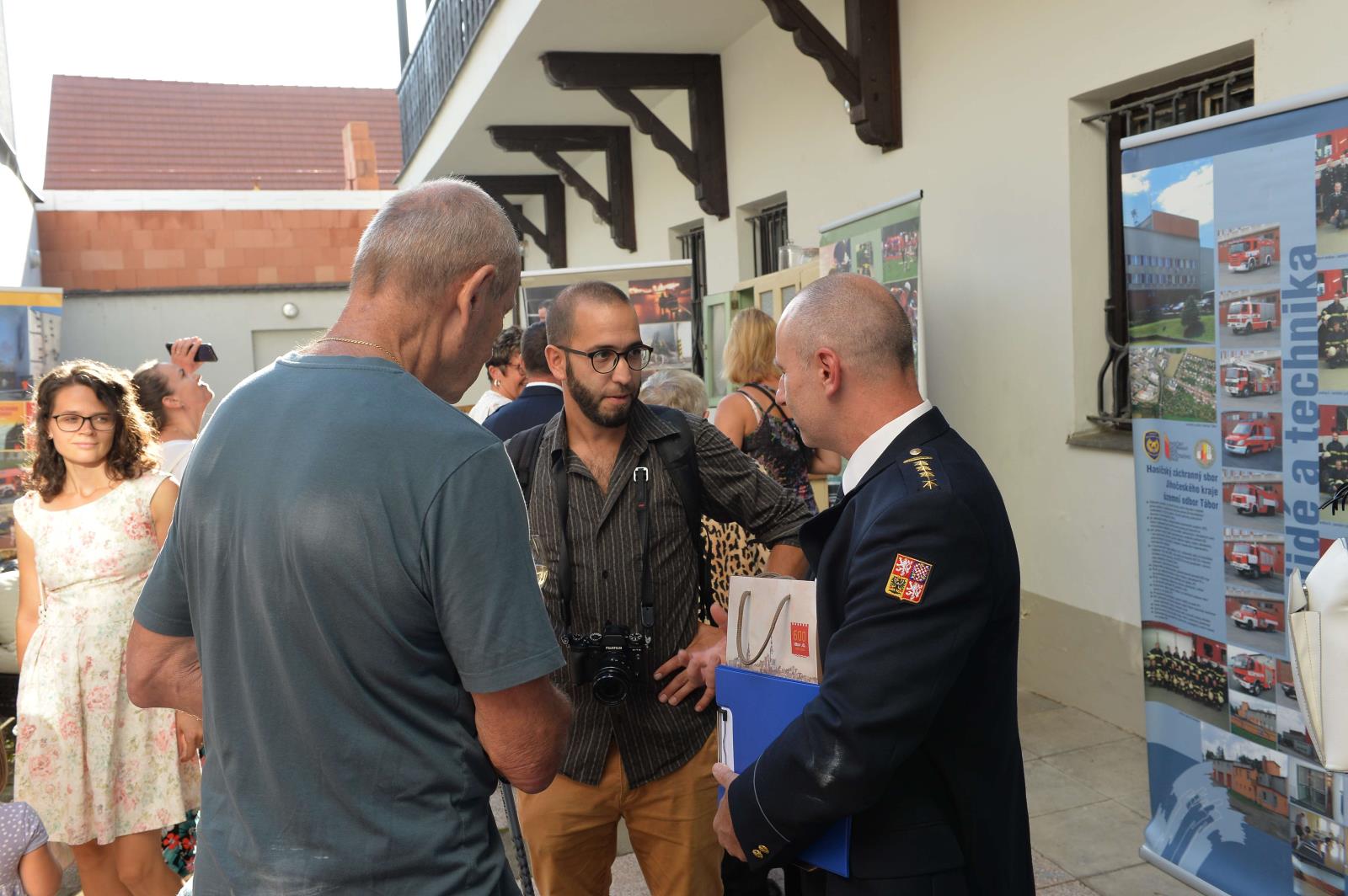 Vernisáž Martina Petráka - V kouři a plamenech, Tábor - 7. 9. 2022 (17).jpg