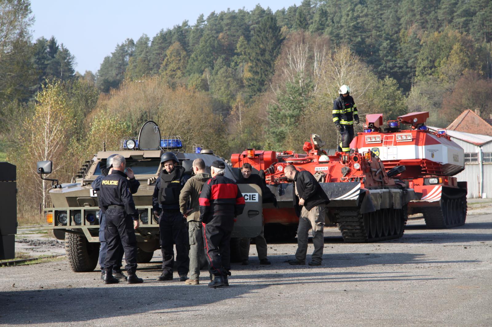 Vrbětice_policisté a hasiči s technikou_ZLK 3.jpeg