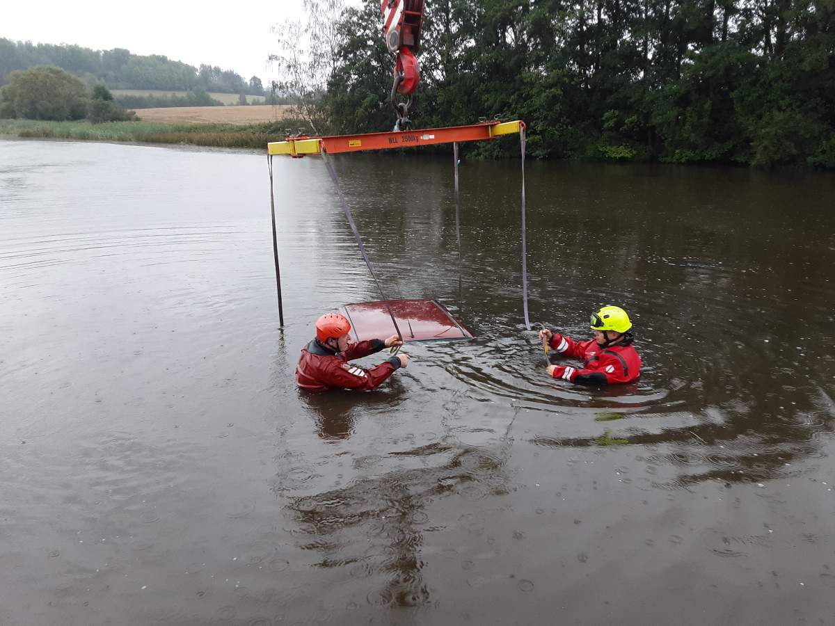 Vůz skončil po nehodě v rybníce