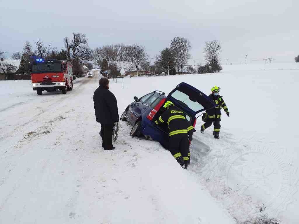 Vysoké Mýto vyproštění auta 13.1.2021.jpg