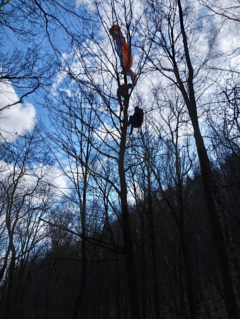 Záchrana paraglidisty u obce Krupka