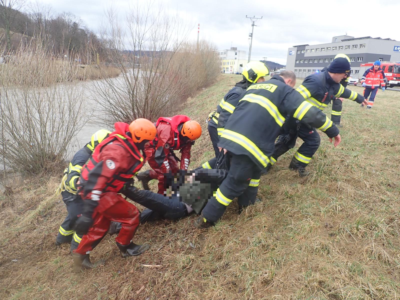 ZLK_Hasiči nesou na břeh muže, který se topil v řece Bečvě.jpg