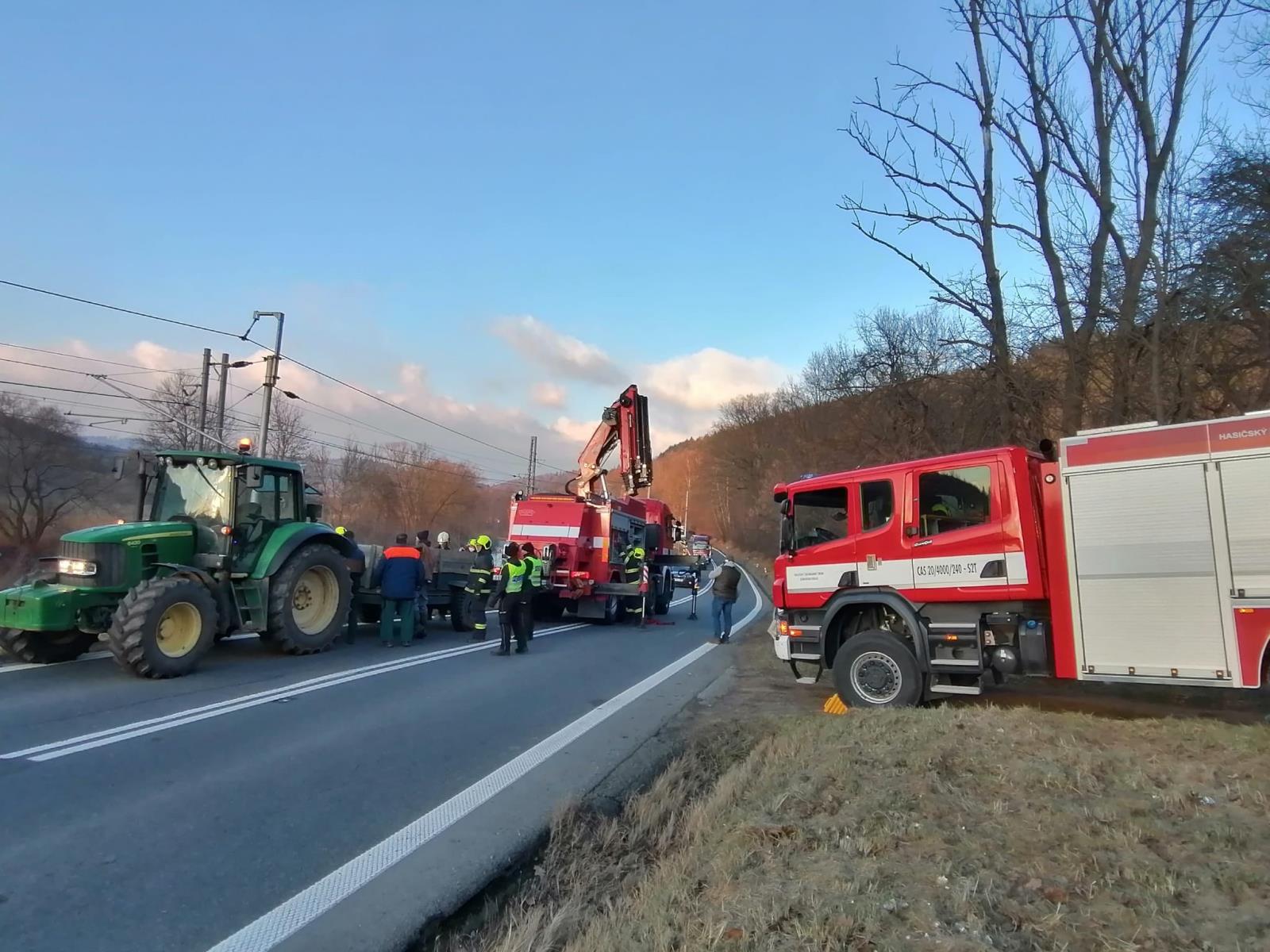 ZLK_Hasiči zachraňovali tele zaseklé pod mostem_hasiči s technikou pro vytažení zvířete.jpg