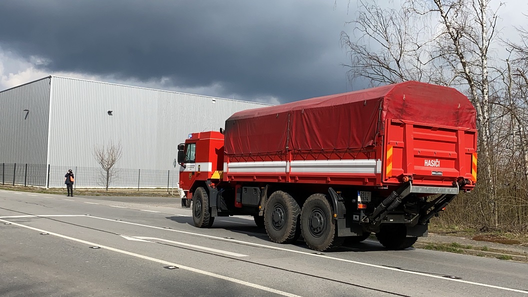 ZÚ_vykládka a distribuce ochranných pomůcek (11).JPG