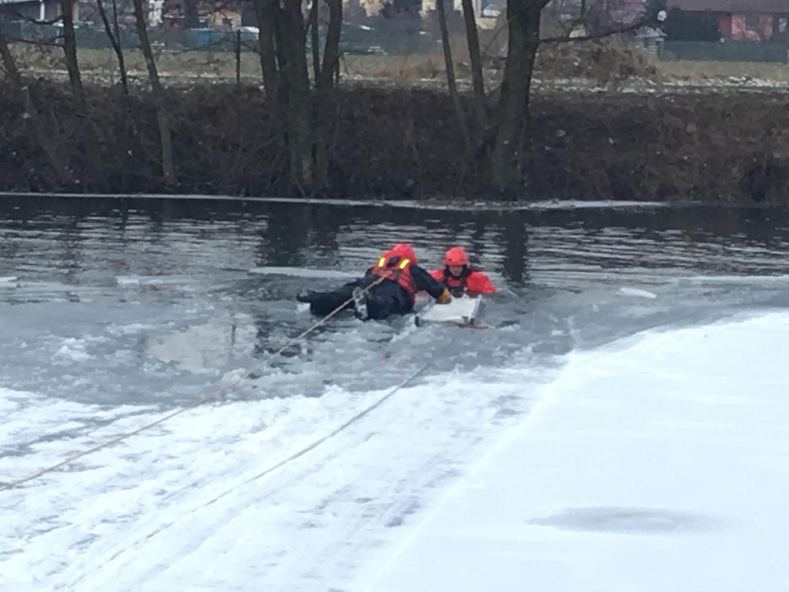 Záchrana osob zamrzlá hladina (5).JPG