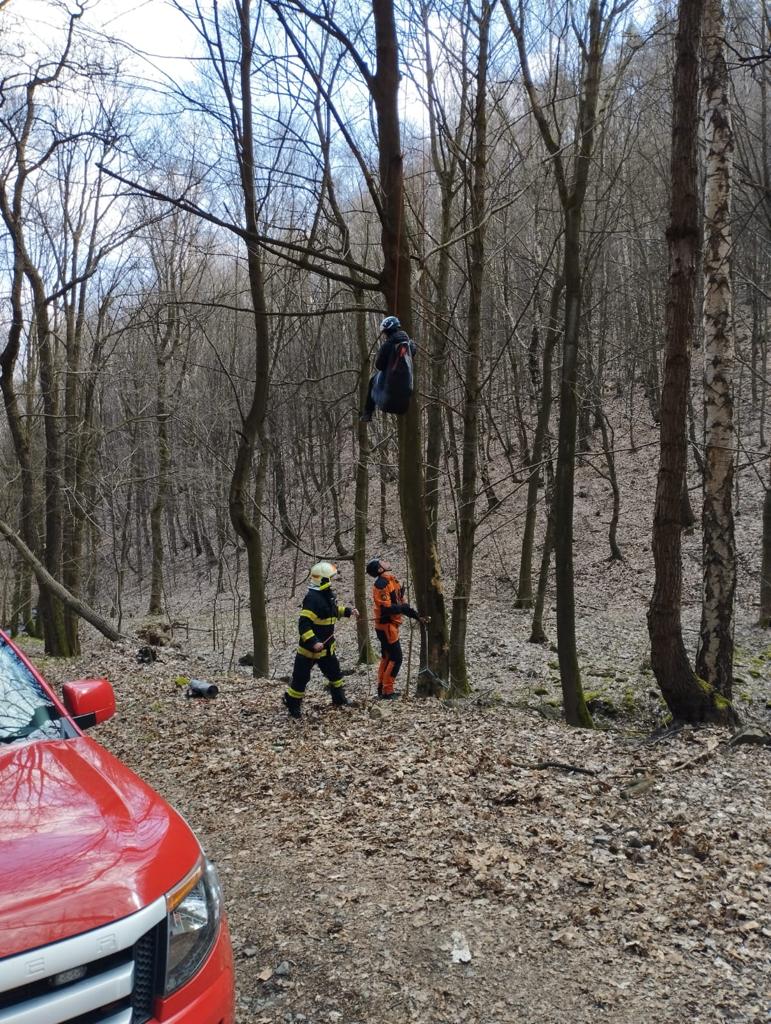 Záchrana paraglidisty u obce Krupka