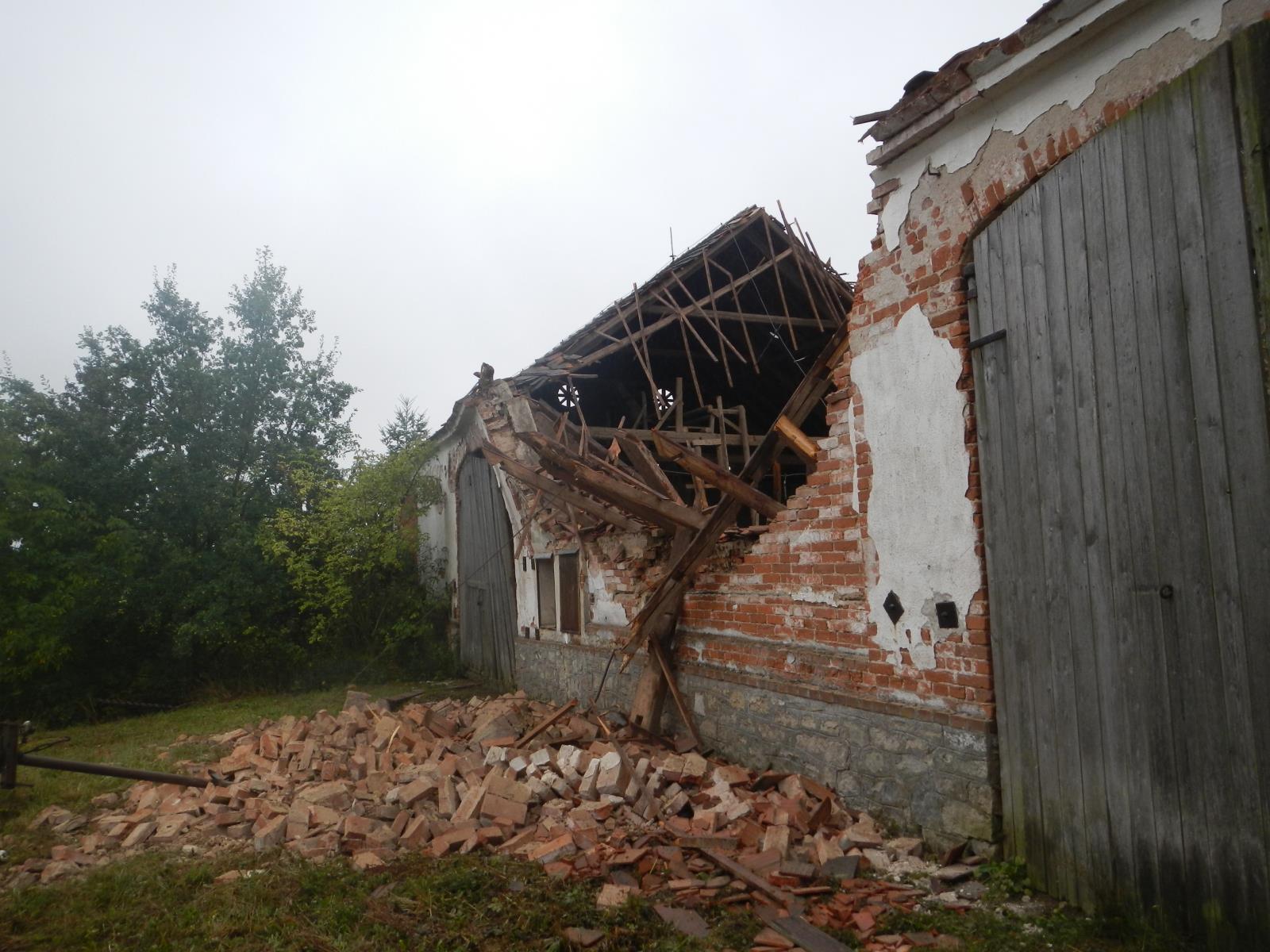 Zřícená střecha, Údraž - 1. 9. 2018 (7).JPG