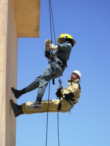 Milan Zobač s afghánským hasičem při praktickém výcviku