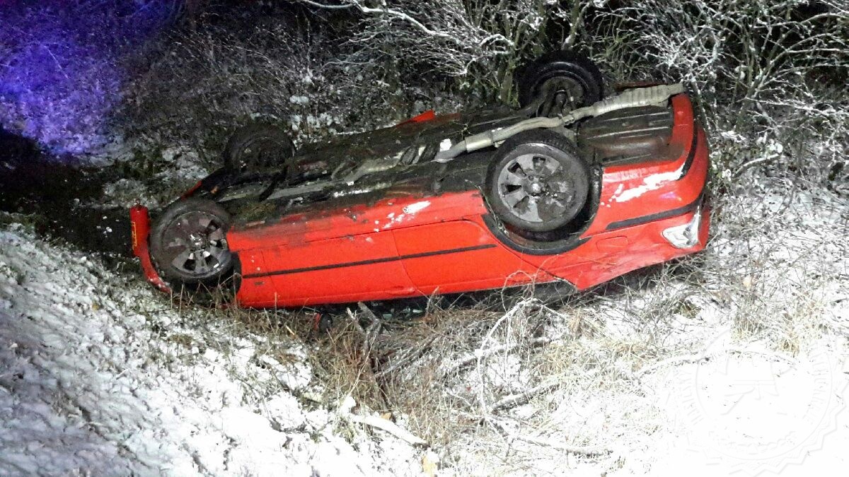 auto na střeše Polička 29.11.2020.jpg