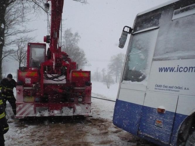 V sobotu dopoledne hasiči vyproš´tovali autobus z příkopu v Orličkách