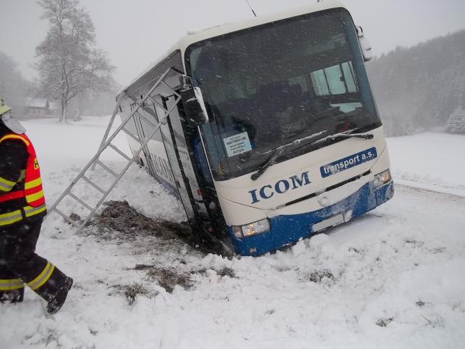 Během pondělního dne hasiči v kraji zasahovali celkem u 44 událostí v souvislosti se sněhovou nadílkou