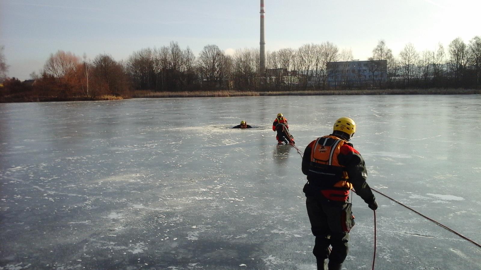 cb-01-Zachrana-z-ledu-Ceske-Budejovice---31.-1.-2019-1.jpg