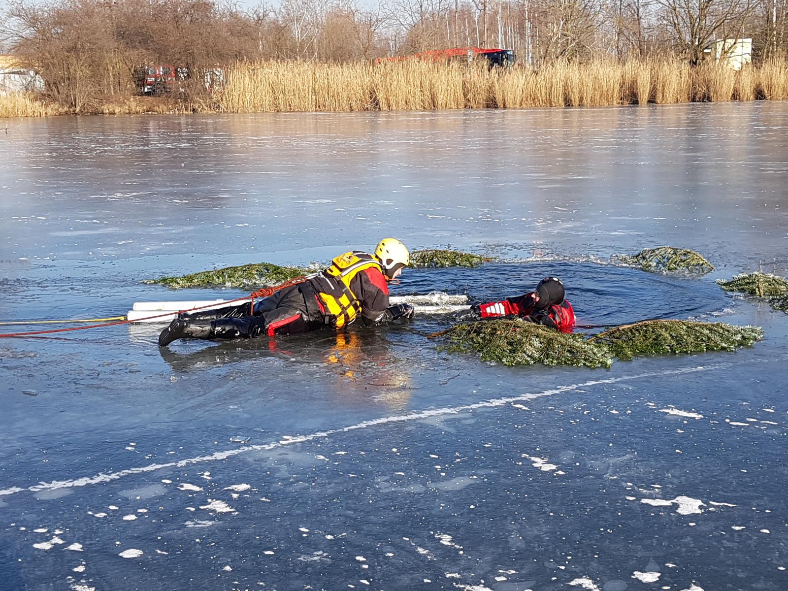 cb-07-Zachrana-z-ledu-Ceske-Budejovice---31.-1.-2019-7.jpg