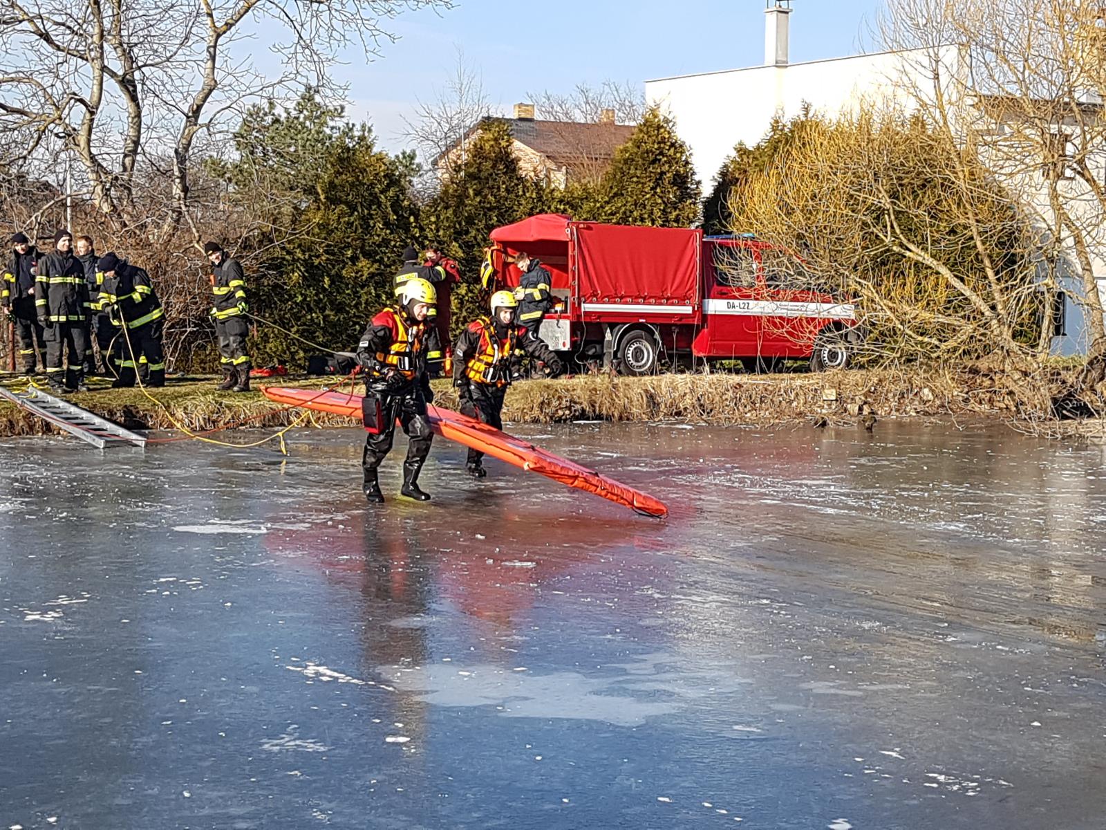 cb-10-Zachrana-z-ledu-Ceske-Budejovice---31.-1.-2019-10.jpg