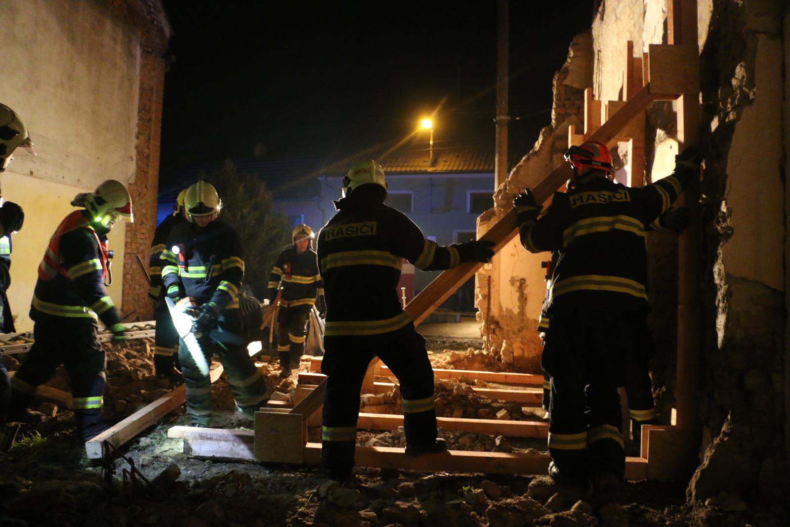 destrukce objektu Rakodavy - zřícení štítové stěny rodinného domku