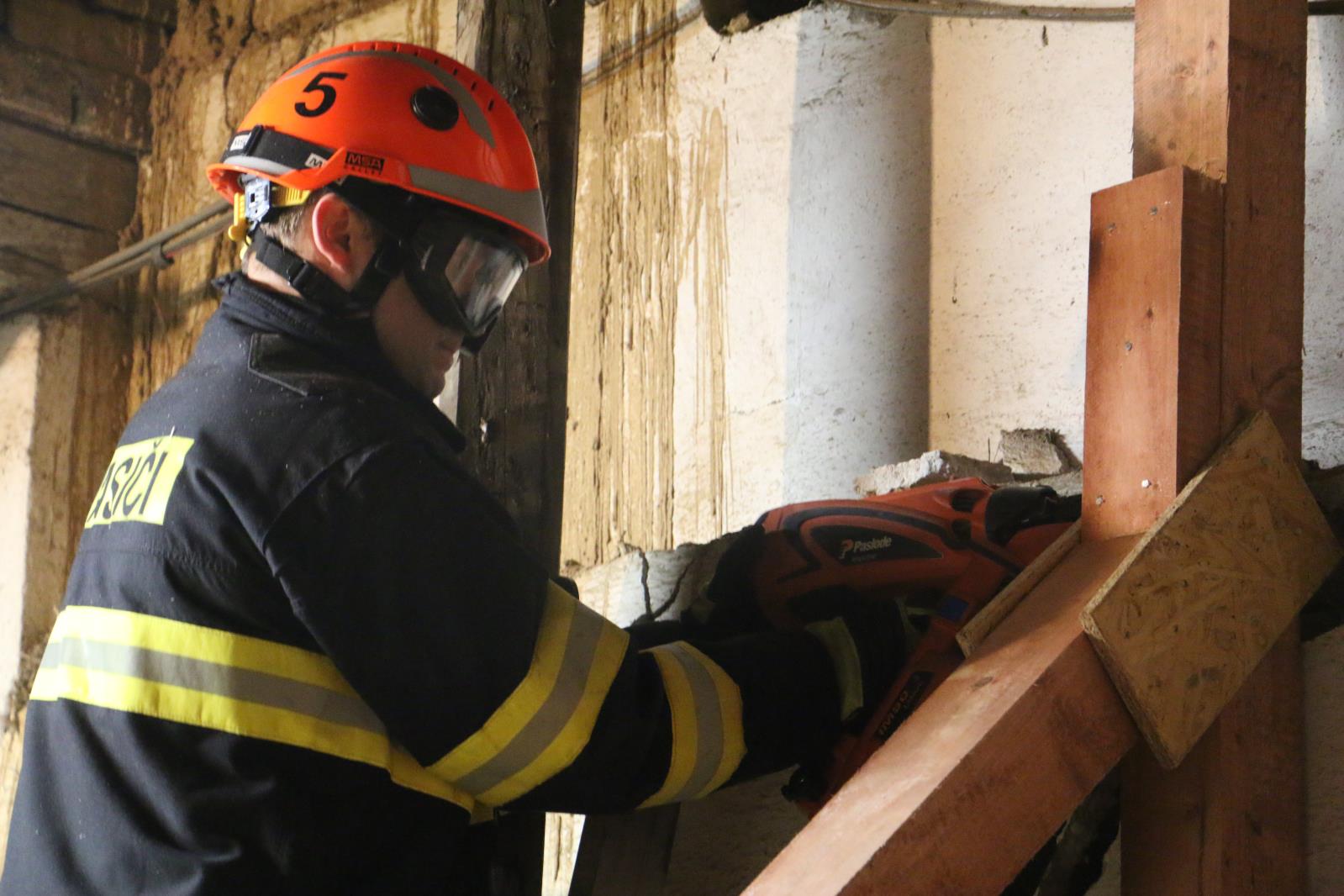 destrukce objektu Rakodavy - zřícení štítové stěny rodinného domku