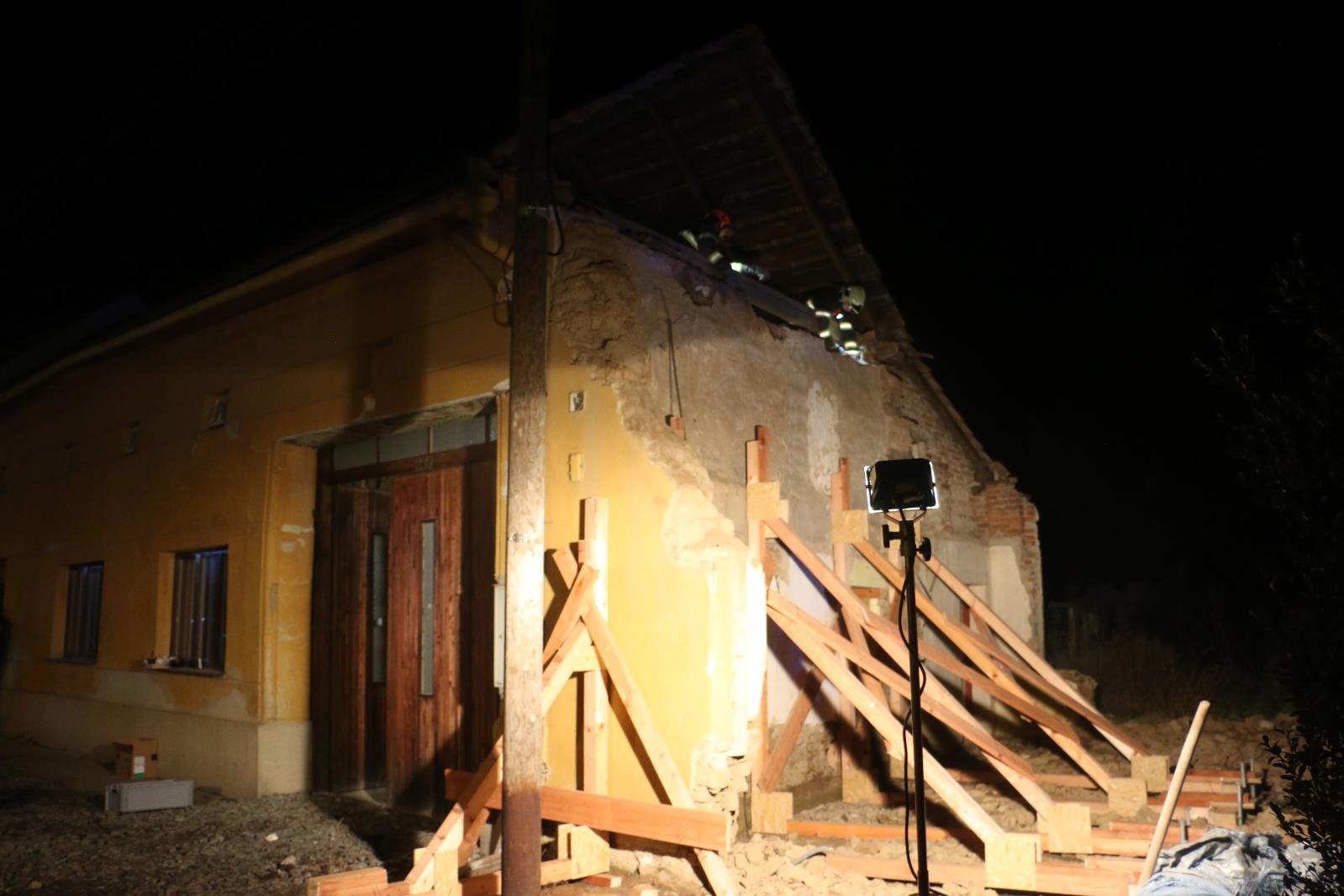 destrukce objektu Rakodavy - zřícení štítové stěny rodinného domku