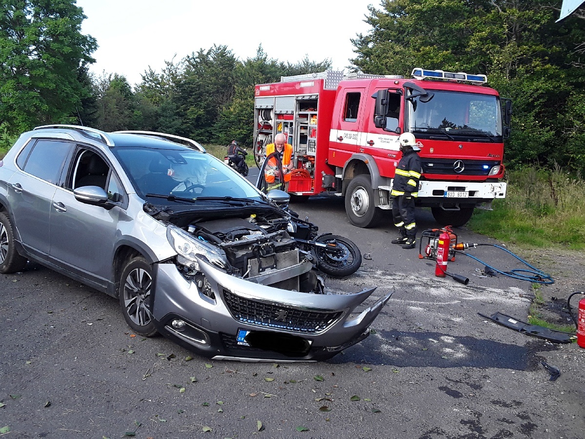 dopravní nehoda motocyklu s osobním automobilem