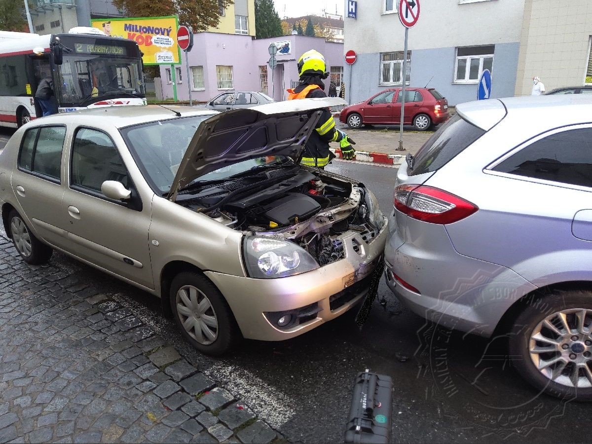 dopravní nehoda Pardubice dvě vozidla 23.10.2020.jpg