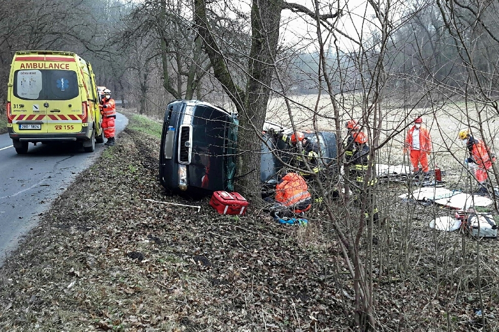 hasiči vyprošťují osobu z vozu (10).jpg