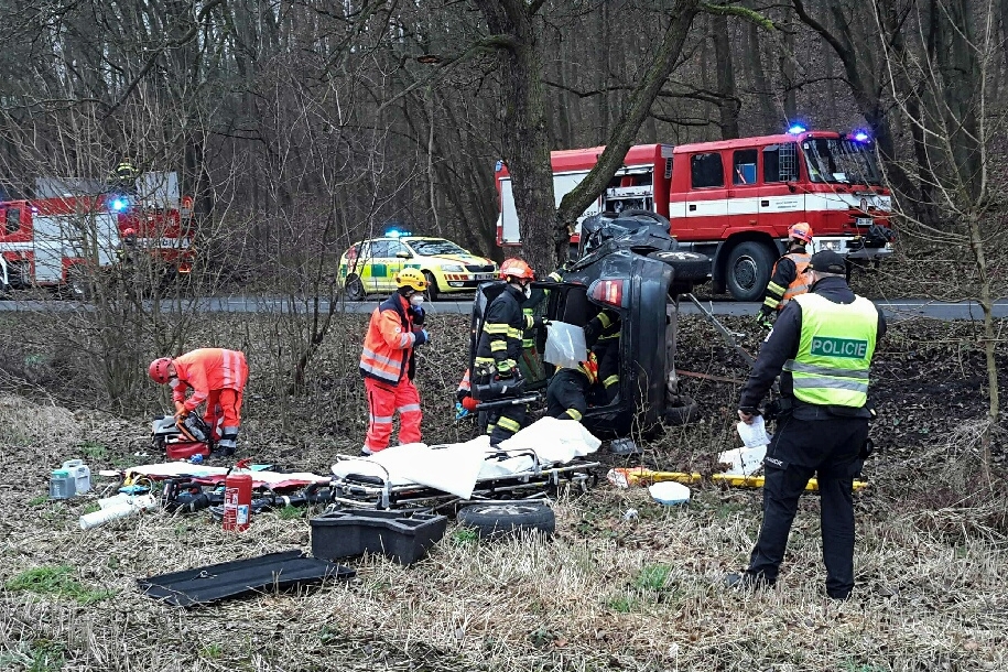 hasiči vyprošťují osobu z vozu (14).jpg