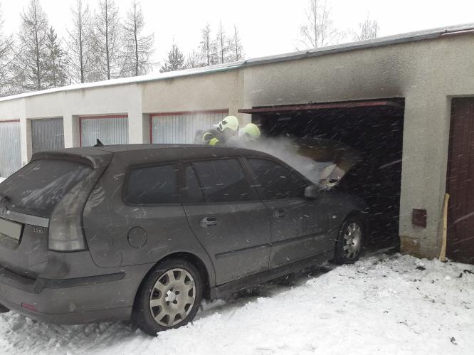 Plameny zničily celý automobil