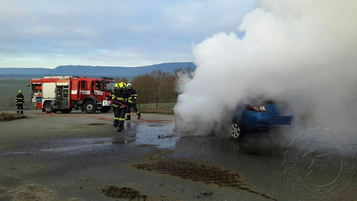 hořící automobil1 Kunčina 5.3.2020.jpg