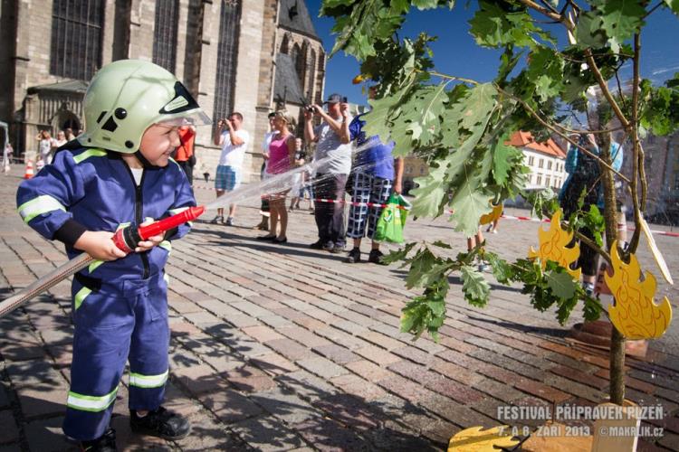 http://www.makrlik.cz/foto/hasici/20130907-08-festival-pripravek-plzen/ 