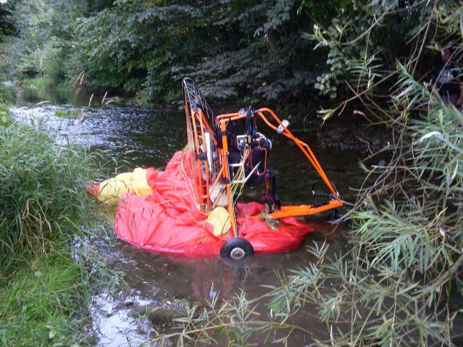 Pilot motorového padáku naštěstí vyvázl 